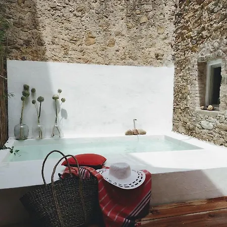 Tando Restored Catalan Old Barn To Enjoy Peaceful Rural Simplicity منزل ريفي