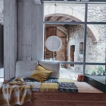 Tando Restored Catalan Old Barn To Enjoy Peaceful Rural Simplicity